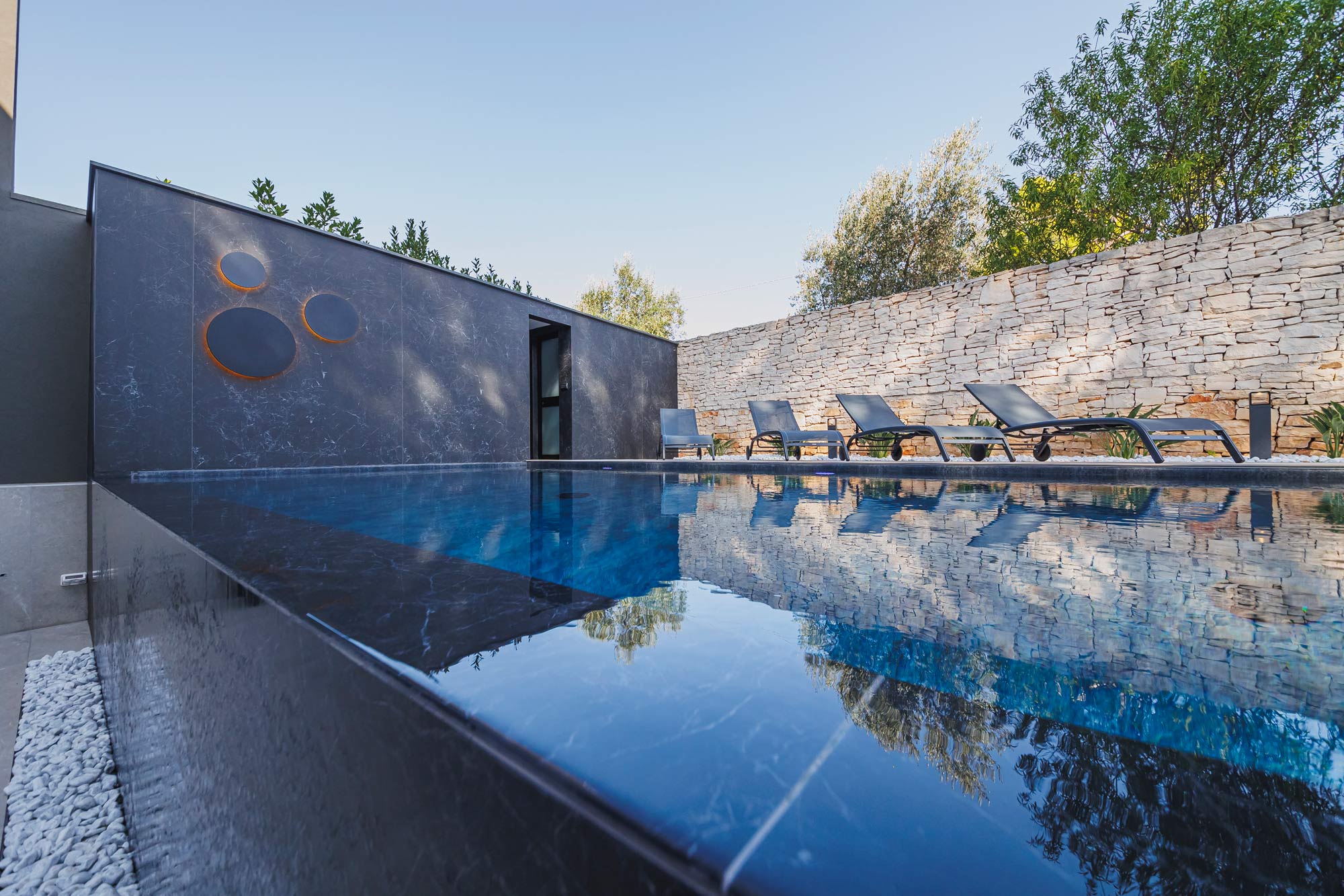 Piscina a sfioro con vista